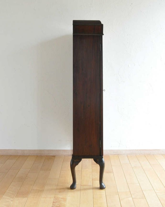 アンティークのキャビネット　アンティーク家具　曲線で描かれたガラス扉のデザインが美しいアンティーク家具、高級なマホガニー材を使ったガラスキャビネット。横から見てもピカピカです。(k-1703-f)