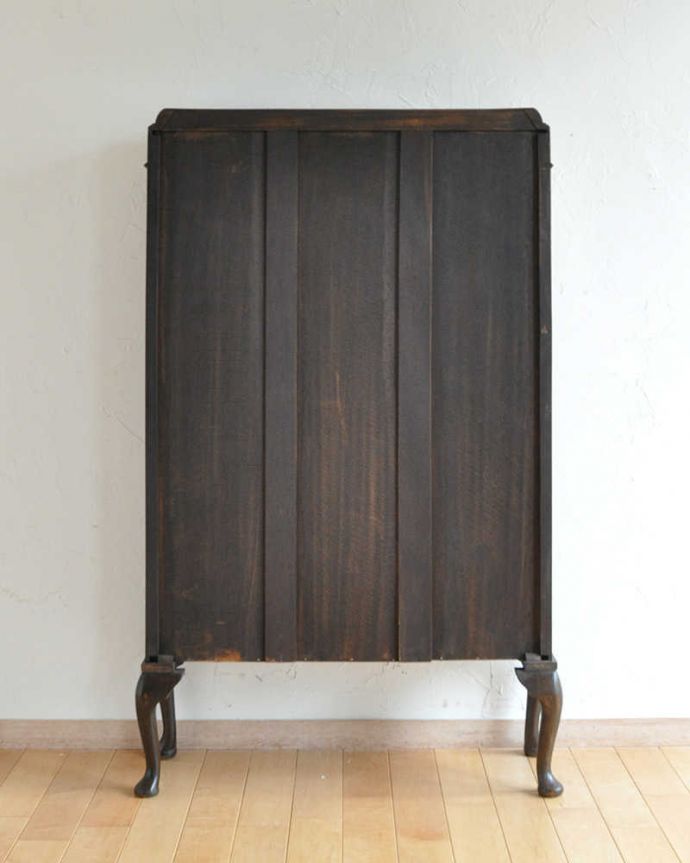 アンティークのキャビネット　アンティーク家具　曲線で描かれたガラス扉のデザインが美しいアンティーク家具、高級なマホガニー材を使ったガラスキャビネット。アンティークは新品ではないので、もちろん経年変化によるキズはありますが、専門の職人が目立たないようキレイにお直しをしているので、後姿までキレイです。(k-1703-f)