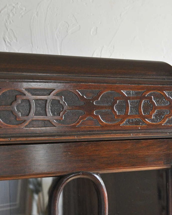 アンティークのキャビネット　アンティーク家具　曲線で描かれたガラス扉のデザインが美しいアンティーク家具、高級なマホガニー材を使ったガラスキャビネット。繊細な装飾は見とれる程美しいです。(k-1703-f)