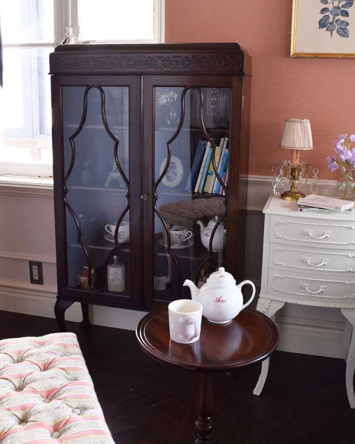 アンティークのキャビネット　アンティーク家具　曲線で描かれたガラス扉のデザインが美しいアンティーク家具、高級なマホガニー材を使ったガラスキャビネット。。(k-1703-f)