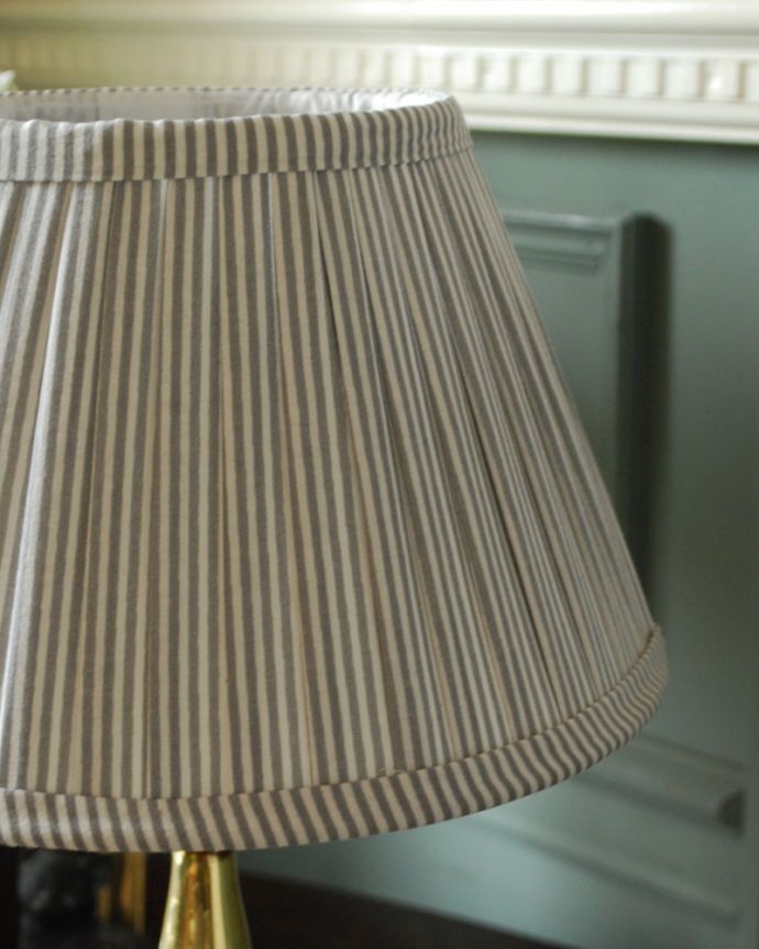 スタンドライト 照明・ライティング アンティークの英国照明、美しいテーブルランプ(新しいシェード付き)(B22シャンデリア球付)。爽やかなストライプ模様の布シェードは、アンティークではなくコントワール・ド・ファミーユの物をセレクトしました。(k-1703-z)