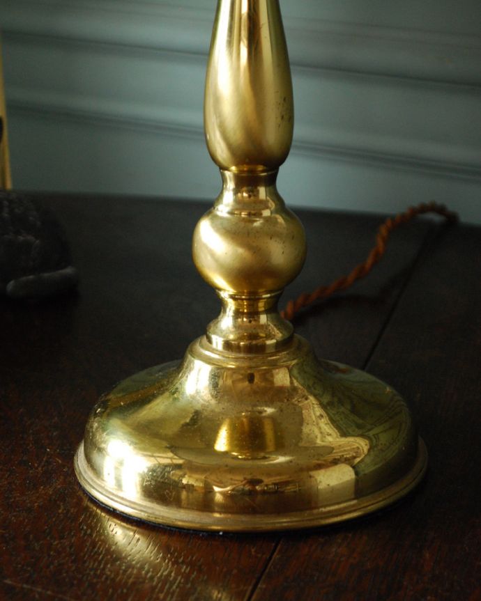 スタンドライト 照明・ライティング アンティークの英国照明、美しいテーブルランプ(新しいシェード付き)(B22シャンデリア球付)。安定感のあるスタンドです。(k-1703-z)