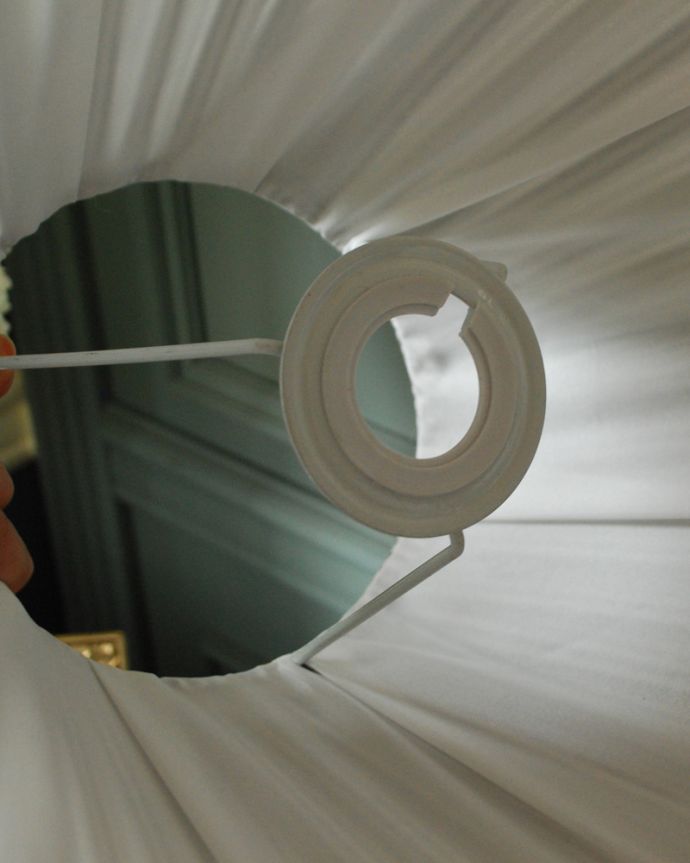 スタンドライト 照明・ライティング アンティークの英国照明、美しいテーブルランプ(新しいシェード付き)(B22シャンデリア球付)。ボトムホルダータイプです。(k-1703-z)