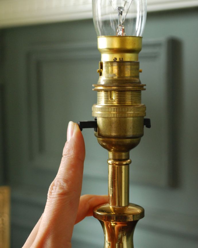 スタンドライト 照明・ライティング アンティークの英国照明、美しいテーブルランプ(新しいシェード付き)(B22シャンデリア球付)。スイッチはソケットの下にあります。(k-1703-z)