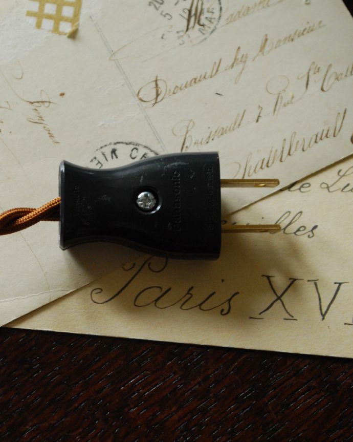 スタンドライト 照明・ライティング アンティークの英国照明、美しいテーブルランプ(新しいシェード付き)(B22シャンデリア球付)。コードもインテリアの雰囲気を壊さないブラウンです。(k-1703-z)