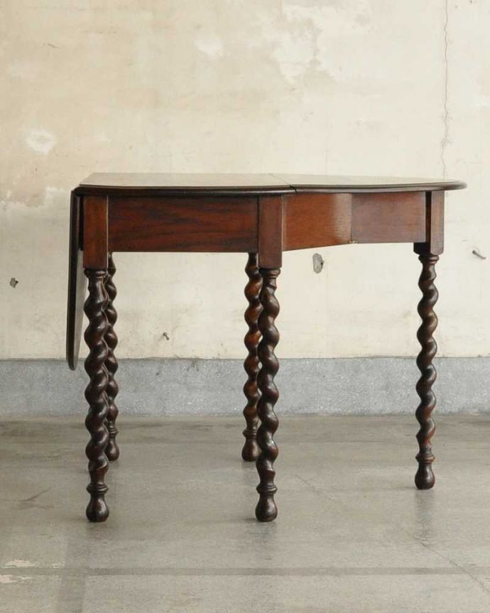 アンティークのテーブル アンティーク家具 オーバル天板のアンティーク英国輸入家具、伸張式のゲートレッグテーブル。普段は折り曲げておいてパソコンをする時は広げて使ったり…。(k-1704-f)