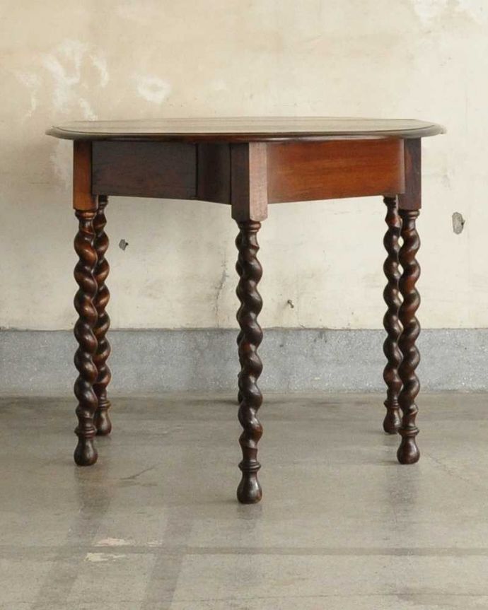 アンティークのテーブル アンティーク家具 オーバル天板のアンティーク英国輸入家具、伸張式のゲートレッグテーブル。アンティークは新品ではないので、もちろん経年変化によるキズはありますが、専門の職人が目立たないようキレイにお直しをしていますのでご安心ください。(k-1704-f)