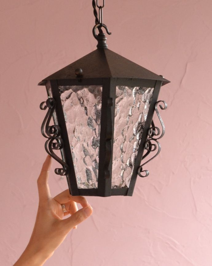 ペンダントライト 照明・ライティング フランスのアンティークランプ、型ガラスからこぼれる明かりがキレイなペンダントライト(照明)(E17シャンデリア球付)。くるんくるんとした、ガラスの周りの装飾がとっても素敵なデザインです。(k-1704-z)