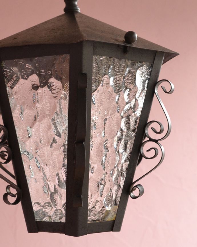 ペンダントライト 照明・ライティング フランスのアンティークランプ、型ガラスからこぼれる明かりがキレイなペンダントライト(照明)(E17シャンデリア球付)。アンティークのため、ガラスには写真に映らない多少の欠け・傷がある場合がありますが、使用上問題はありませんので、ご了承下さい。(k-1704-z)