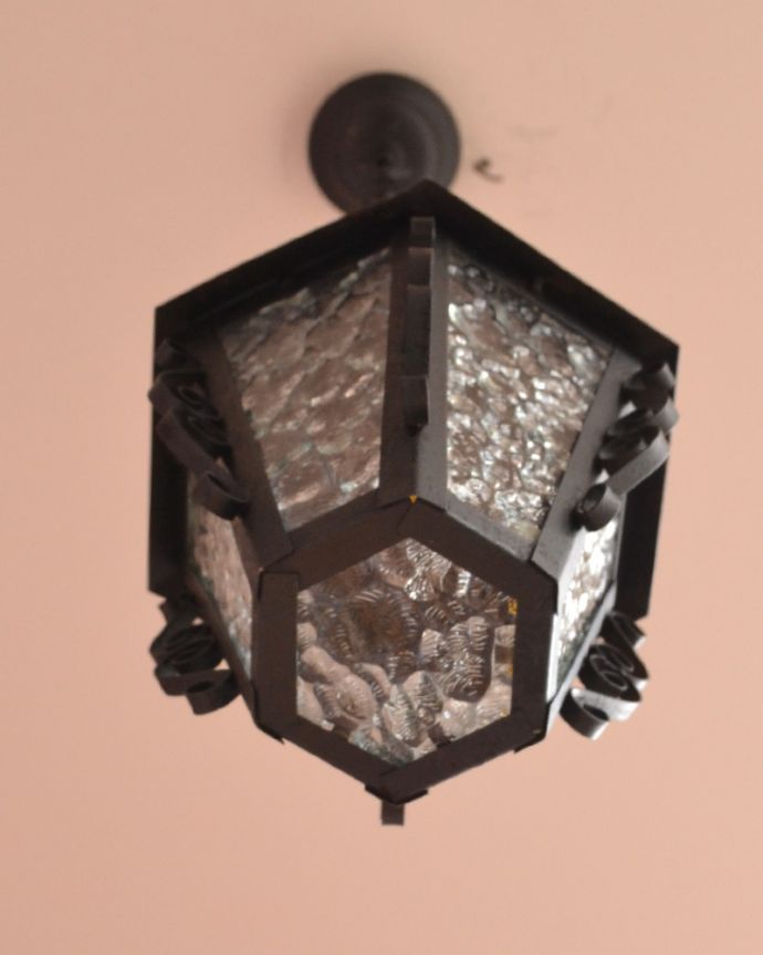 ペンダントライト 照明・ライティング フランスのアンティークランプ、型ガラスからこぼれる明かりがキレイなペンダントライト(照明)(E17シャンデリア球付)。毎日、夜がくるのが楽しくなります。(k-1704-z)