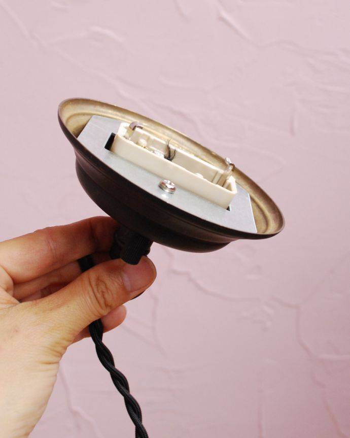 ペンダントライト 照明・ライティング フランスのアンティークランプ、型ガラスからこぼれる明かりがキレイなペンダントライト(照明)(E17シャンデリア球付)。引っ掛けシーリングのタイプに加工してお届けしますので、リビングやダイニングテーブルの上などお好きな場所に簡単に取り付けてみてください。(k-1704-z)