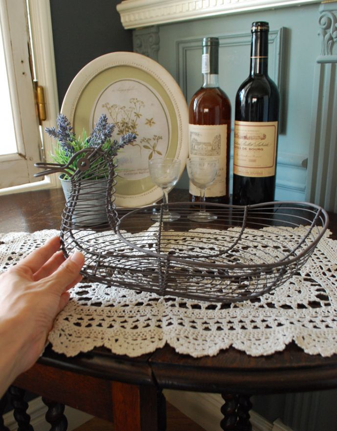 アンティークバスケット　アンティーク雑貨　フランスアンティーク雑貨、バードモチーフのワイヤーバスケット。お洒落な形がアンティークならではです。(k-1705-z)