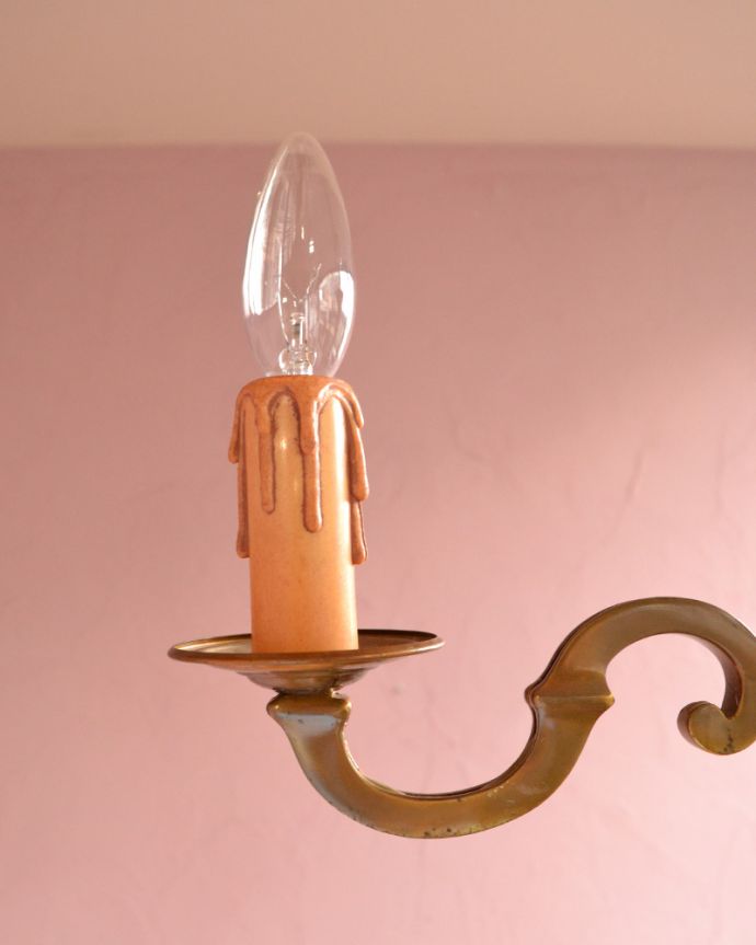 シャンデリア　照明・ライティング　イギリスで見つけたアンティークの真鍮シャンデリア（3灯）（Ｅ17シャンデリア球付）。本物のキャンドルにも見える装飾です。(k-1706-z)