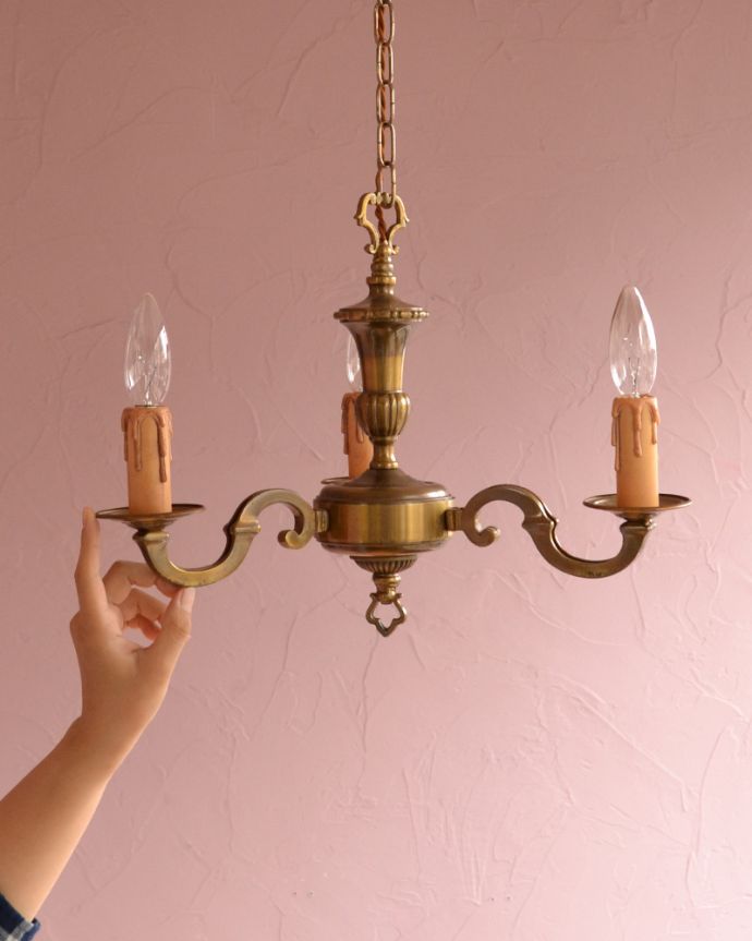 シャンデリア　照明・ライティング　イギリスで見つけたアンティークの真鍮シャンデリア（3灯）（Ｅ17シャンデリア球付）。取り付けやすい小ぶりなシャンデリアです。(k-1706-z)