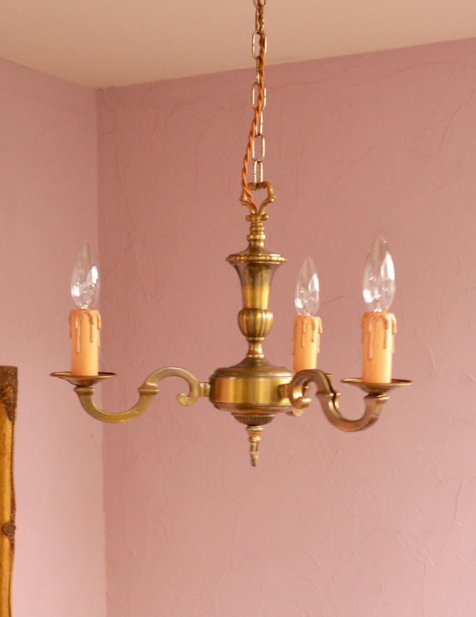 シャンデリア　照明・ライティング　イギリスで見つけたアンティークの真鍮シャンデリア（3灯）（Ｅ17シャンデリア球付）。昼間は灯りをつけなくても、太陽の光でキラキラと輝きます。(k-1706-z)