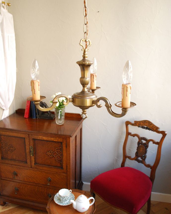 シャンデリア　照明・ライティング　イギリスで見つけたアンティークの真鍮シャンデリア（3灯）（Ｅ17シャンデリア球付）。お部屋の主役になるほどの存在感です。(k-1706-z)