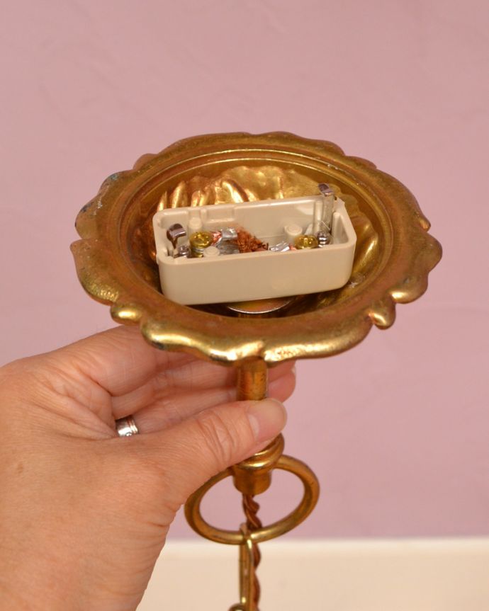 シャンデリア　照明・ライティング　フランスらしい装飾が美しい、真鍮製のアンティーク３灯シャンデリア（Ｅ17シャンデリア球付）。引っ掛けシーリングのタイプに加工してお届けします。(k-1707-z)