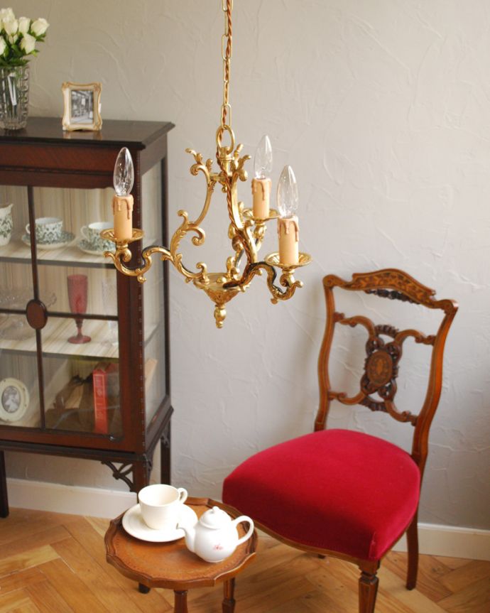 シャンデリア　照明・ライティング　フランスらしい装飾が美しい、真鍮製のアンティーク３灯シャンデリア（Ｅ17シャンデリア球付）。お部屋の主役になるほどの存在感です。(k-1707-z)