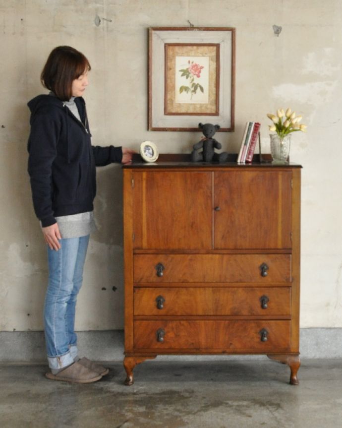 アンティークのチェスト アンティーク家具 美しいアンティークの英国輸入家具、ウォルナット材のカップボードチェスト 。中が見えないので、生活感が出てしまう細々した物をたっぷり収納するのにピッタリです!(モデルの身長は165cmです)。(k-1708-f)