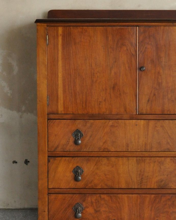 アンティークのチェスト アンティーク家具 美しいアンティークの英国輸入家具、ウォルナット材のカップボードチェスト 。落ち着きがあって高級な印象を与えてくれます。(k-1708-f)