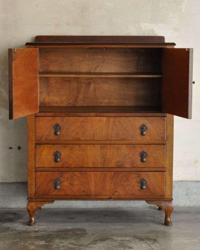 アンティークのチェスト アンティーク家具 美しいアンティークの英国輸入家具、ウォルナット材のカップボードチェスト 。扉の中には食器や、雑誌がたっぷりと収納できます。(k-1708-f)