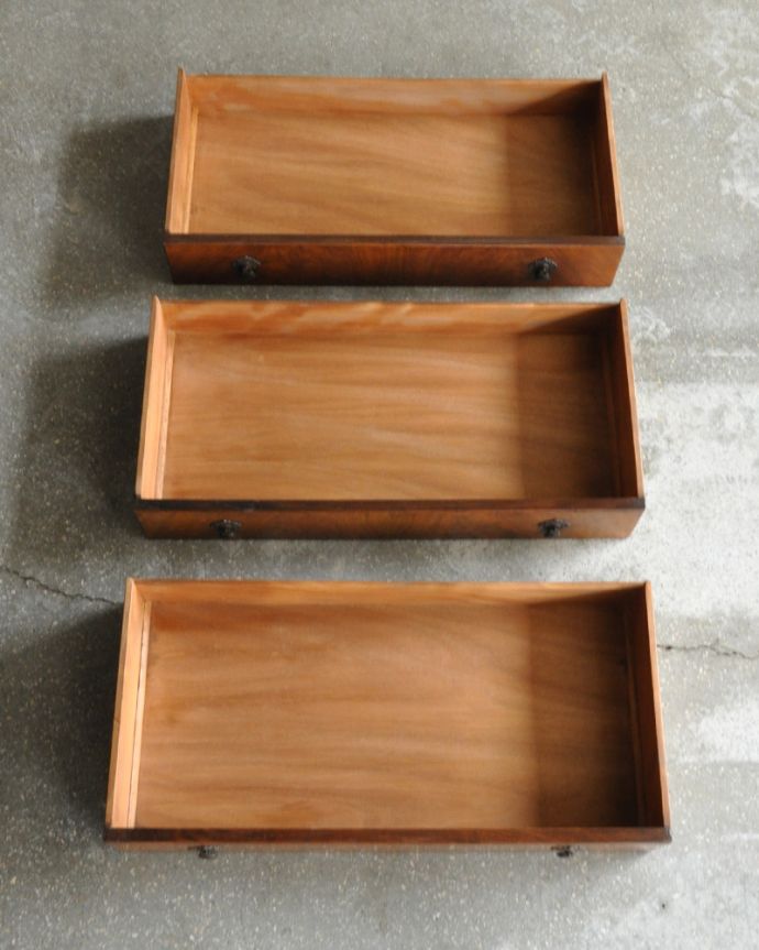 アンティークのチェスト アンティーク家具 美しいアンティークの英国輸入家具、ウォルナット材のカップボードチェスト 。引き出しは全部で3杯。(k-1708-f)