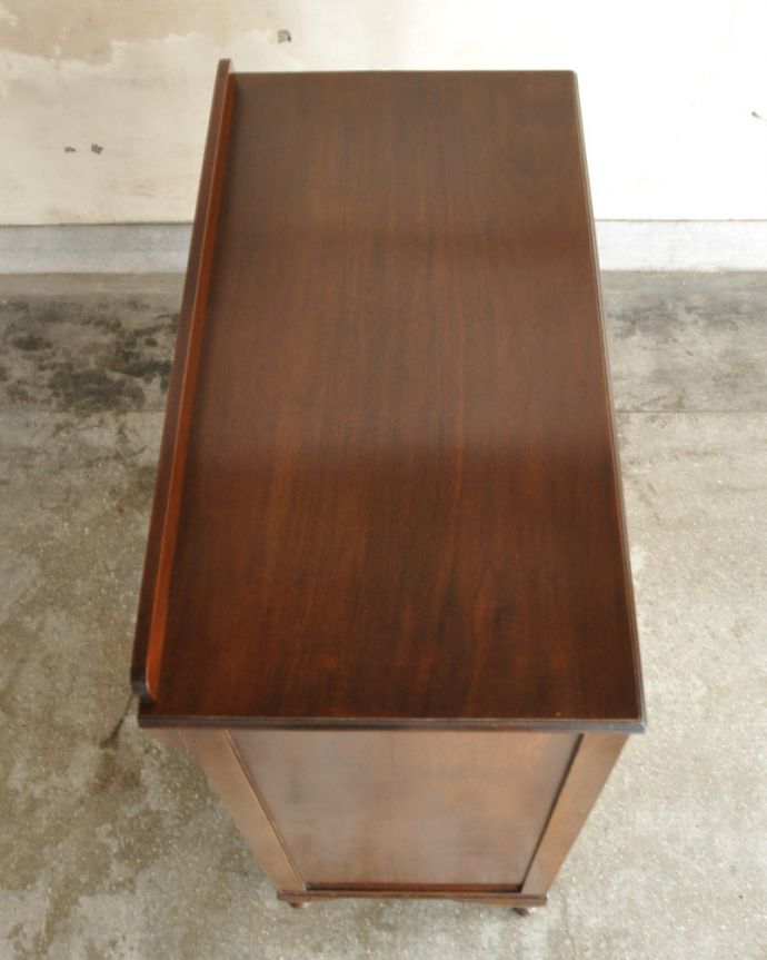 アンティークのチェスト アンティーク家具 美しいアンティークの英国輸入家具、ウォルナット材のカップボードチェスト 。天板もピカピカにお直ししました。(k-1708-f)