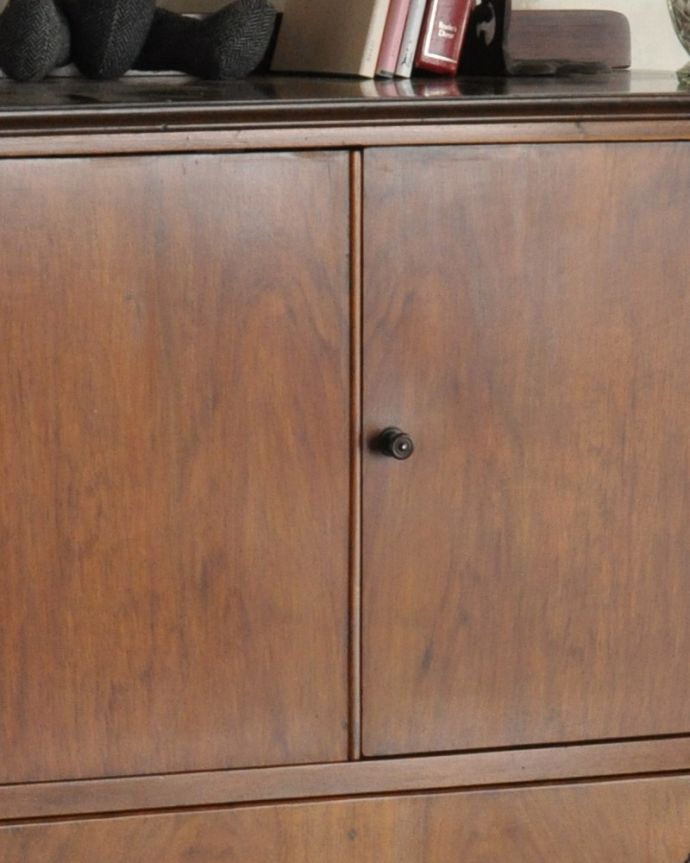 アンティークのチェスト アンティーク家具 美しいアンティークの英国輸入家具、ウォルナット材のカップボードチェスト 。扉には、小さな取っ手がちょこんと付いています。(k-1708-f)