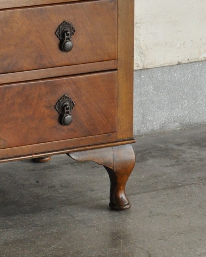 アンティークのチェスト アンティーク家具 美しいアンティークの英国輸入家具、ウォルナット材のカップボードチェスト 。安定感のある脚がしっかり支えます。(k-1708-f)