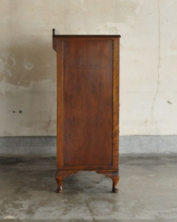 アンティークのチェスト アンティーク家具 美しいアンティークの英国輸入家具、ウォルナット材のカップボードチェスト 。サイドから見てもキレイです。(k-1708-f)