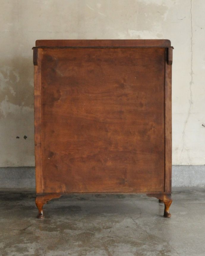 アンティークのチェスト アンティーク家具 美しいアンティークの英国輸入家具、ウォルナット材のカップボードチェスト 。アンティークは新品ではないので、もちろん経年変化によるキズはありますが、専門の職人が目立たないようキレイにお直しをしているので、後姿までキレイです。(k-1708-f)