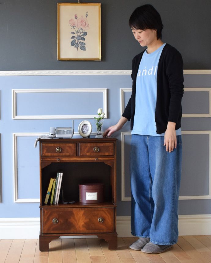 アンティークのキャビネット　アンティーク家具　マホガニー材のアンティーク家具、英国のおしゃれなベットサイドチェスト（ナイトスタンド）。とっても上品なナイトスタンド。(k-1709-f)