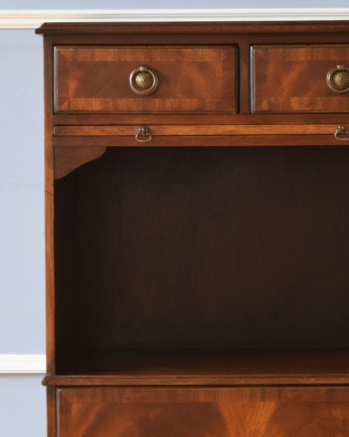 アンティークのキャビネット　アンティーク家具　マホガニー材のアンティーク家具、英国のおしゃれなベットサイドチェスト（ナイトスタンド）。木目の美しさが自慢です。(k-1709-f)