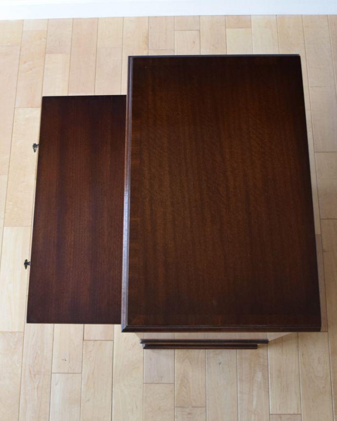 アンティークのキャビネット　アンティーク家具　マホガニー材のアンティーク家具、英国のおしゃれなベットサイドチェスト（ナイトスタンド）。天板もキレイに仕上げました。(k-1709-f)