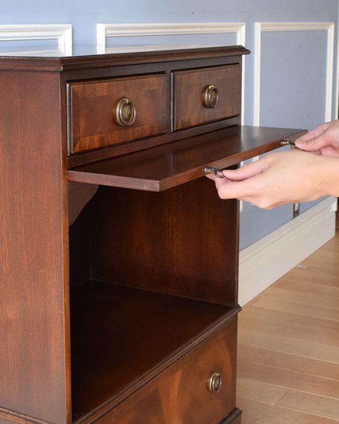 アンティークのキャビネット　アンティーク家具　マホガニー材のアンティーク家具、英国のおしゃれなベットサイドチェスト（ナイトスタンド）。引き出しの下にちょっとした物が置けるトレーがあります。(k-1709-f)