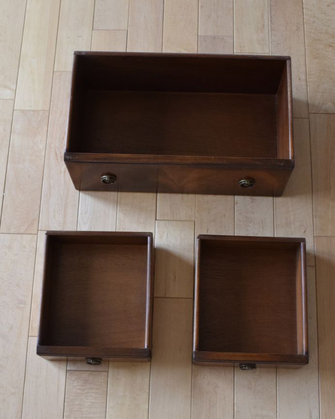 アンティークのキャビネット　アンティーク家具　マホガニー材のアンティーク家具、英国のおしゃれなベットサイドチェスト（ナイトスタンド）。引き出しが３杯付いています。(k-1709-f)