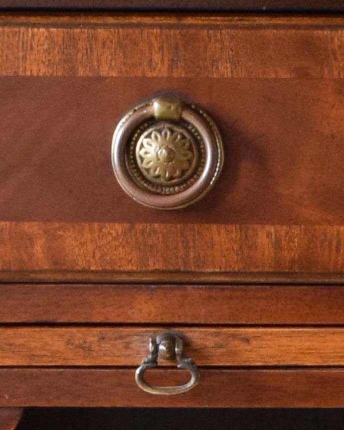 アンティークのキャビネット　アンティーク家具　マホガニー材のアンティーク家具、英国のおしゃれなベットサイドチェスト（ナイトスタンド）。リングタイプのオシャレな取っ手が付いています。(k-1709-f)