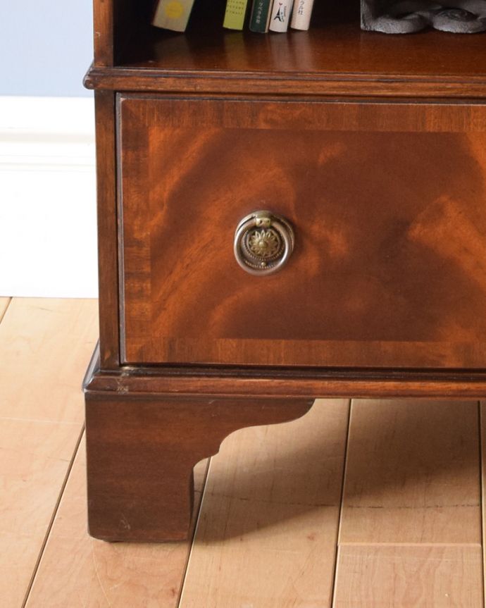 アンティークのキャビネット　アンティーク家具　マホガニー材のアンティーク家具、英国のおしゃれなベットサイドチェスト（ナイトスタンド）。美しくカットされた脚。(k-1709-f)