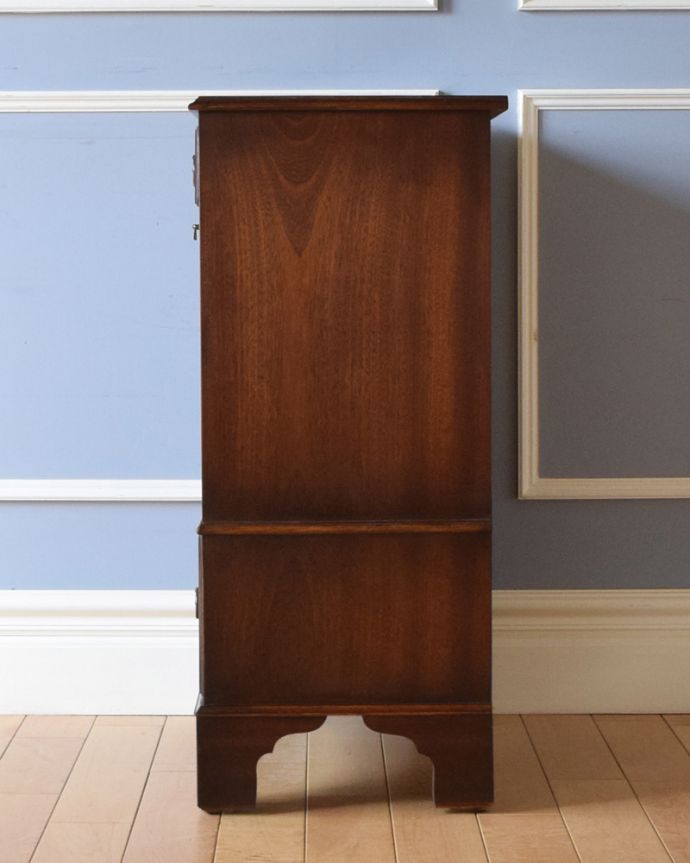 アンティークのキャビネット　アンティーク家具　マホガニー材のアンティーク家具、英国のおしゃれなベットサイドチェスト（ナイトスタンド）。サイドから見ても絵になります。(k-1709-f)