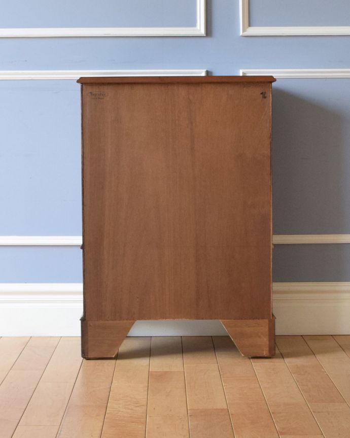 アンティークのキャビネット　アンティーク家具　マホガニー材のアンティーク家具、英国のおしゃれなベットサイドチェスト（ナイトスタンド）。アンティークは新品ではないので、もちろん経年変化によるキズはありますが、専門の職人が目立たないようキレイにお直しをしているので、後姿までキレイです。(k-1709-f)