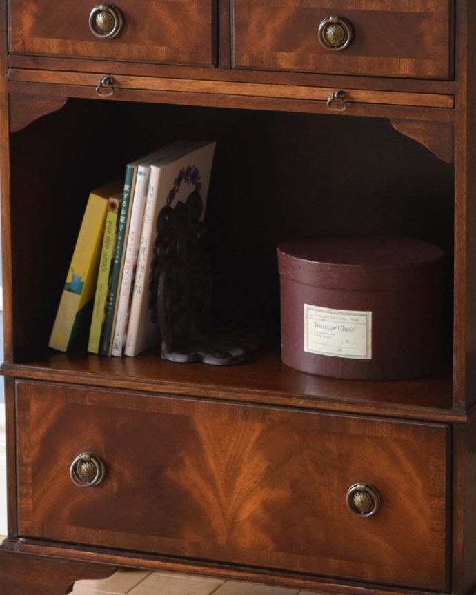 アンティークのキャビネット　アンティーク家具　マホガニー材のアンティーク家具、英国のおしゃれなベットサイドチェスト（ナイトスタンド）。ティッシュボックスを入れたりして便利に使えます。(k-1709-f)