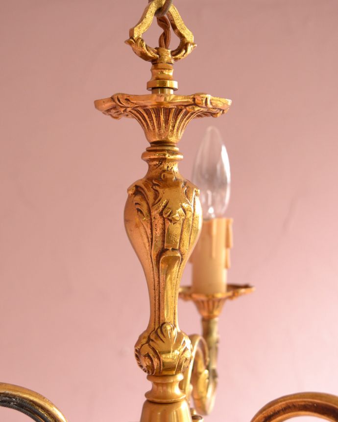 シャンデリア　照明・ライティング　下から見上げても美しいシャンデリア、真鍮製3灯タイプのアンティーク照明（Ｅ17シャンデリア球付）。隅々までこだわったデザインなのでどこから見ても楽しめます。(k-1709-z)