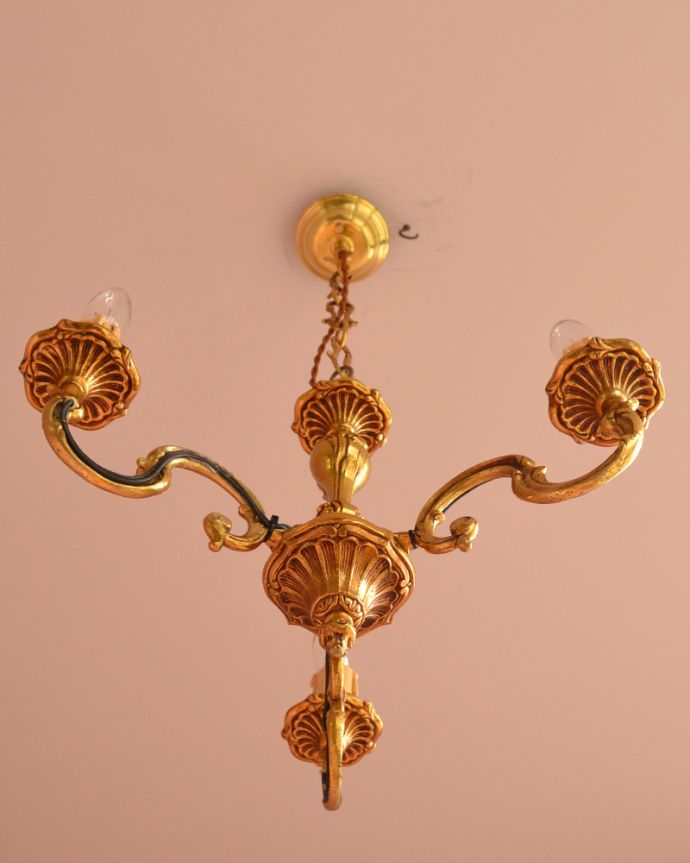 シャンデリア　照明・ライティング　下から見上げても美しいシャンデリア、真鍮製3灯タイプのアンティーク照明（Ｅ17シャンデリア球付）。下から眺めても、華やかで重厚な装飾が魅力です。(k-1709-z)