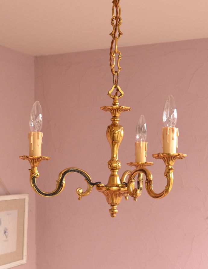 シャンデリア　照明・ライティング　下から見上げても美しいシャンデリア、真鍮製3灯タイプのアンティーク照明（Ｅ17シャンデリア球付）。昼間は灯りをつけなくても、太陽の光でキラキラと輝きます。(k-1709-z)