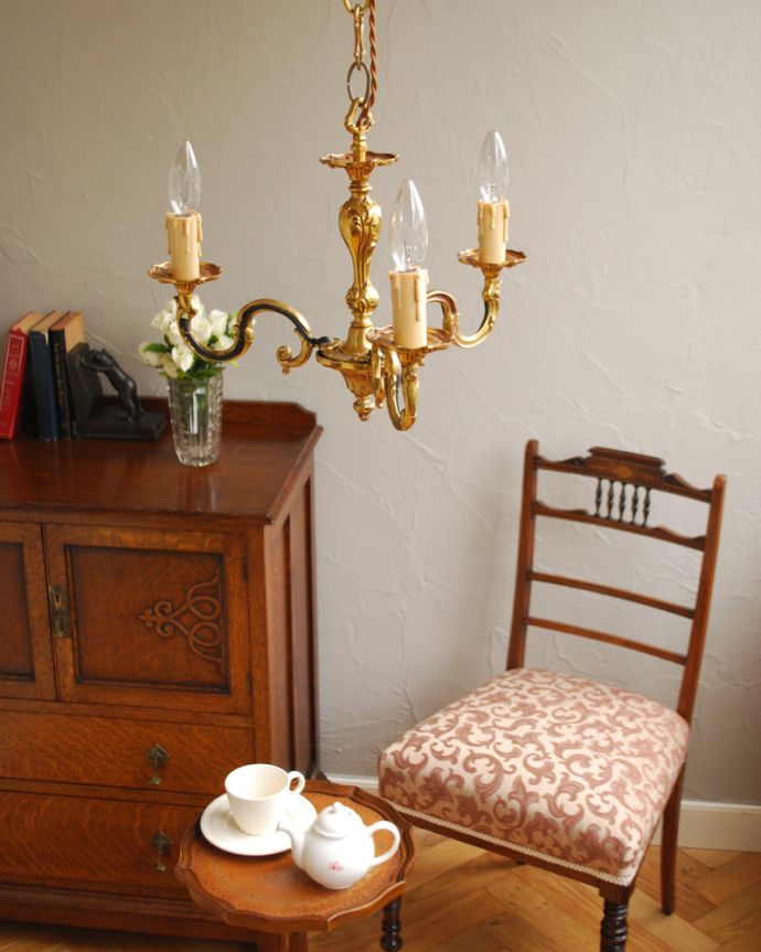 シャンデリア　照明・ライティング　下から見上げても美しいシャンデリア、真鍮製3灯タイプのアンティーク照明（Ｅ17シャンデリア球付）。お部屋の主役になるほどの存在感です。(k-1709-z)