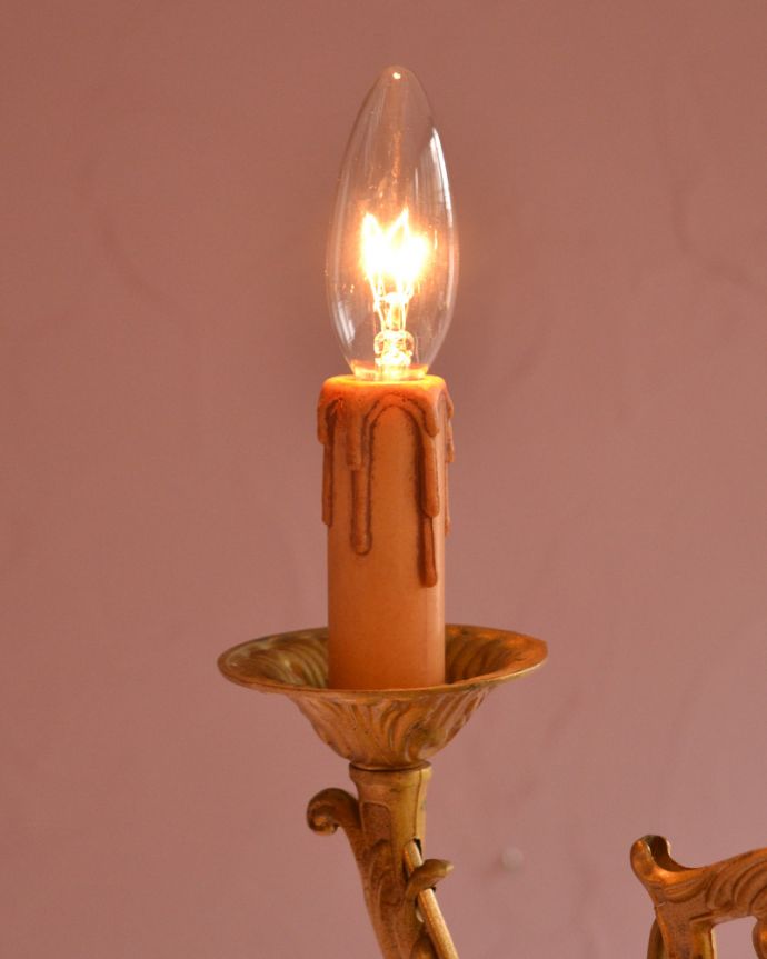 シャンデリア 照明・ライティング フランス輸入のアンティークシャンデリア、エレガントな真鍮製3灯タイプのシャンデリア(E17シャンデリア球付)。まるで本物のキャンドルの様な温かい明かりがお部屋を照らしてくれます。(k-1710-z)