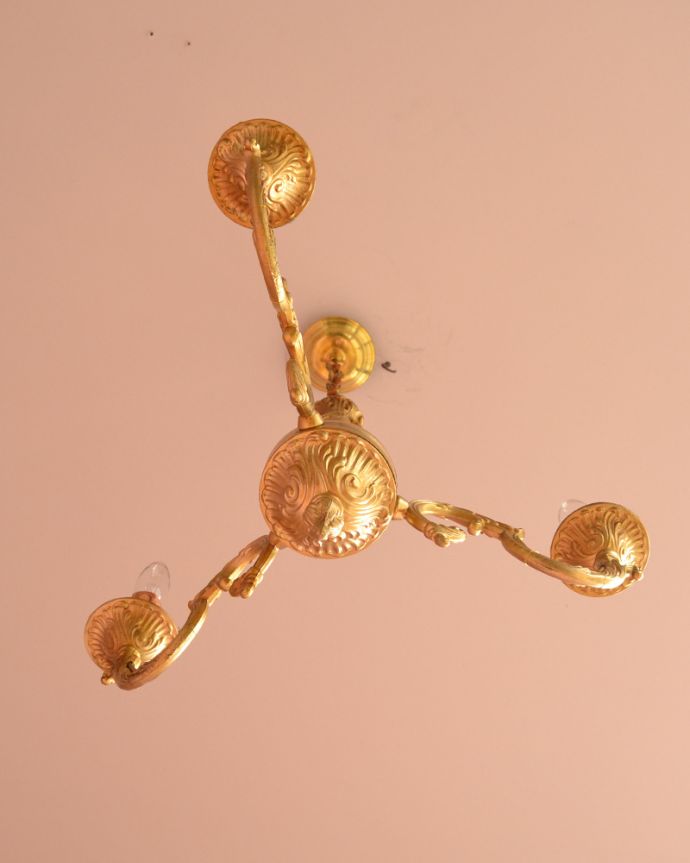 シャンデリア 照明・ライティング フランス輸入のアンティークシャンデリア、エレガントな真鍮製3灯タイプのシャンデリア(E17シャンデリア球付)。下から眺めても、華やかで重厚な装飾が魅力です。(k-1710-z)