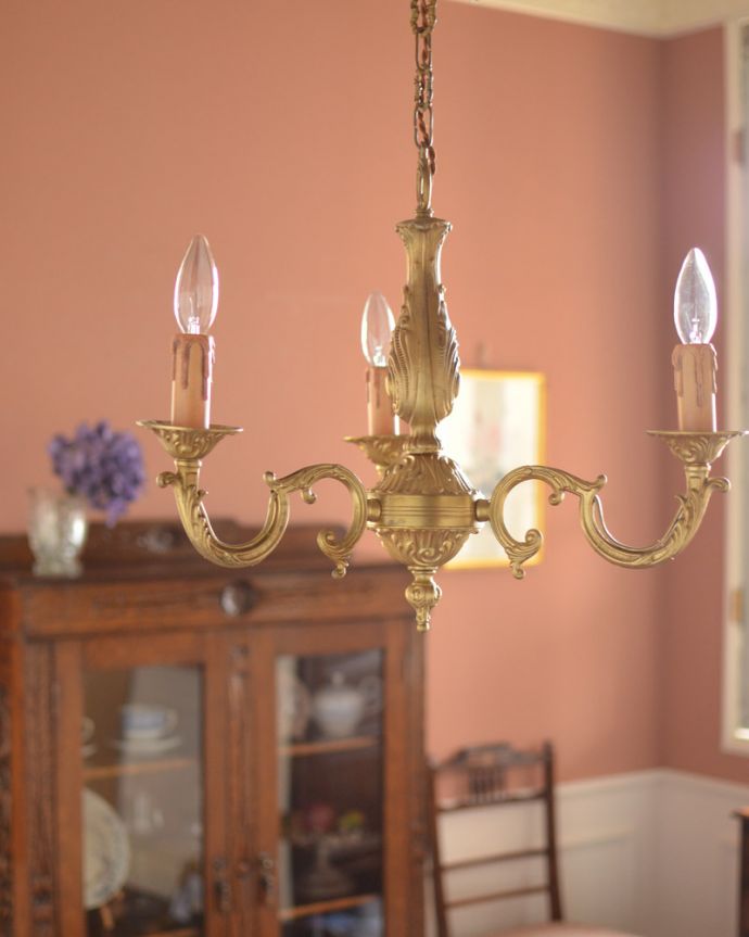 シャンデリア 照明・ライティング フランス輸入のアンティークシャンデリア、エレガントな真鍮製3灯タイプのシャンデリア(E17シャンデリア球付)。時と共に変化した真鍮の落ち着いた風合いと、どこから見ても美しいデザインはリビングダイニングの主役です。(k-1710-z)