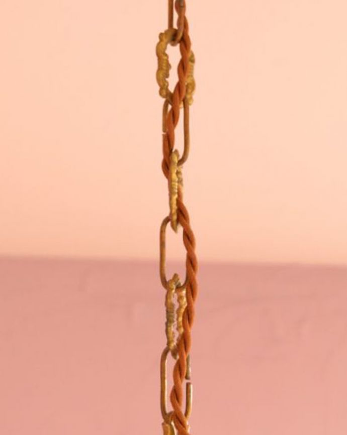 シャンデリア 照明・ライティング フランス輸入のアンティークシャンデリア、エレガントな真鍮製3灯タイプのシャンデリア(E17シャンデリア球付)。チェーンにまで装飾が付いた、こだわりのデザインです。(k-1710-z)