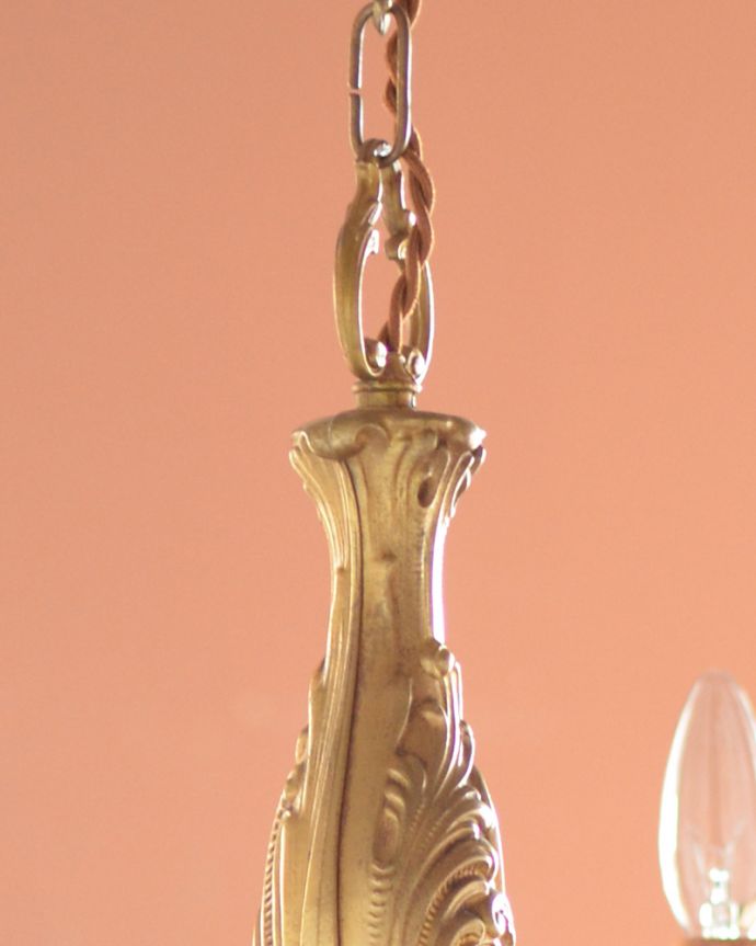 シャンデリア 照明・ライティング フランス輸入のアンティークシャンデリア、エレガントな真鍮製3灯タイプのシャンデリア(E17シャンデリア球付)。落ち着いた真鍮素材に合わせて、ブラウンカラーの上品なコードで仕上げてあります。(k-1710-z)